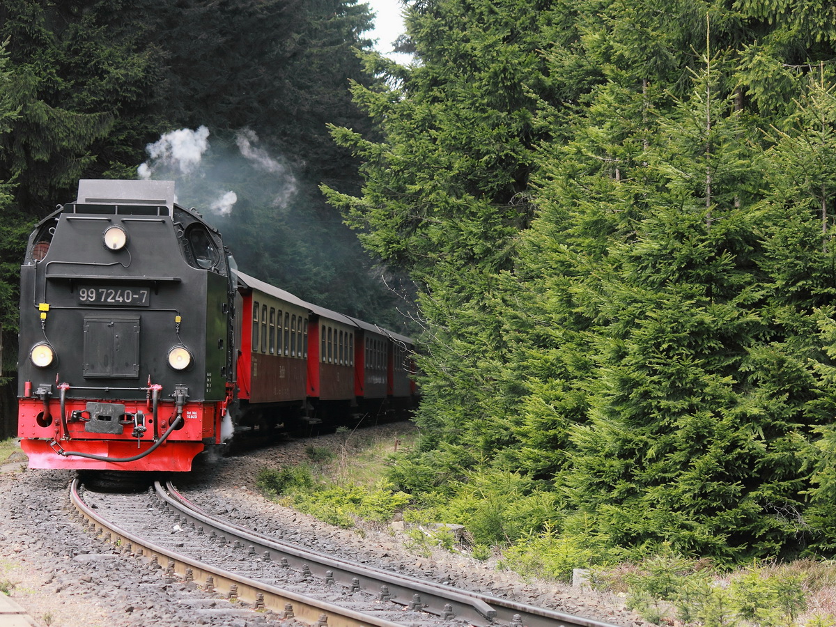 99 7240-7 als HSB 8926 vom Brocken kommend bei der Einfahrt in den Bahnhof Schierke am 25. April 2015. 