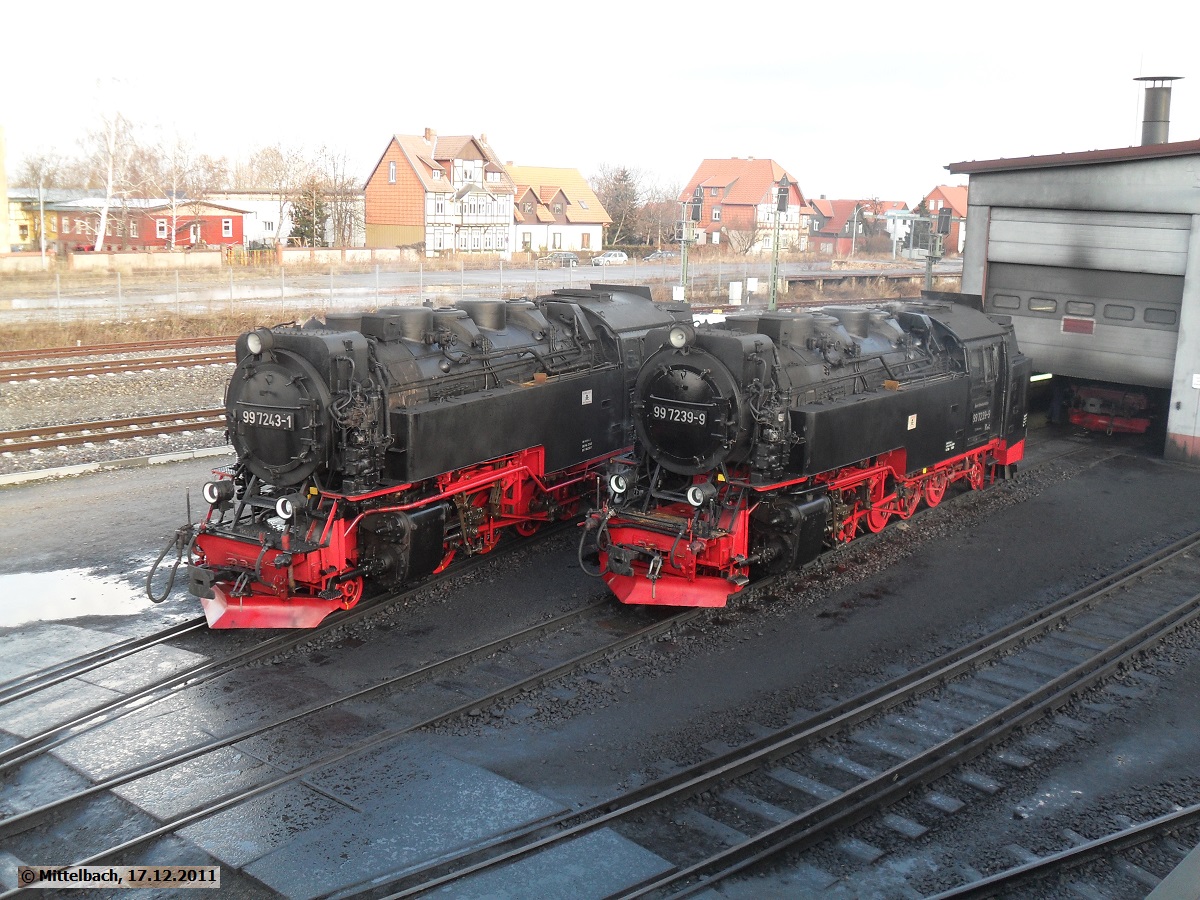 99 7243-1 und 99 7239-9 (eine meiner persnlichen Lieblingsloks der HSB) am 17.12.2011 vorm Lokschuppen in Wernigerode.