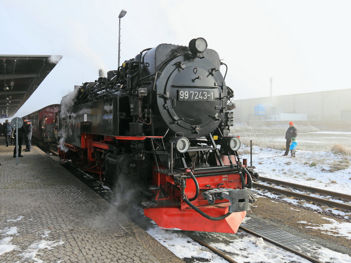 99 7243-1 der Harzer Schmalspurbahnen GmbH steht im Bahnhof Quedlinburg am 22. Januar 2017.