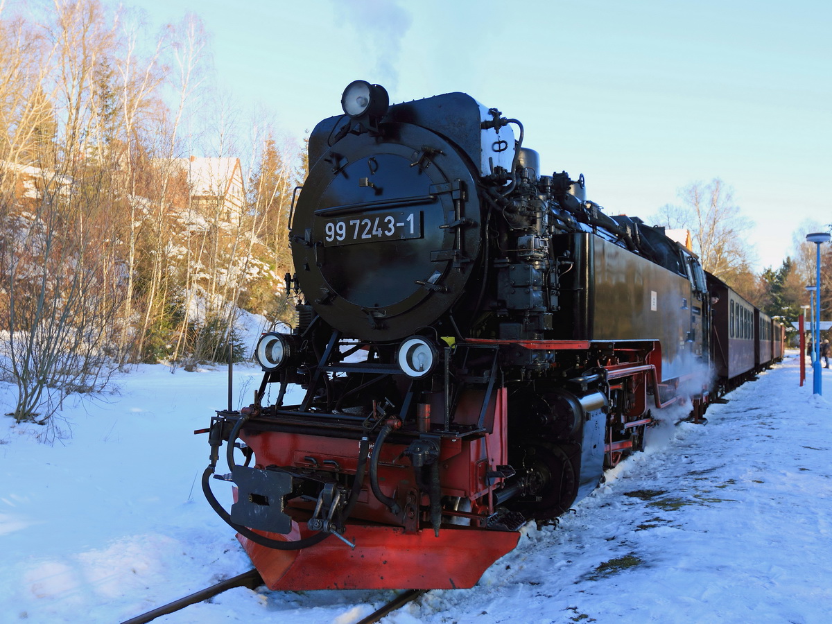 99 7243-1 der Harzer Schmalspurbahnen steht in Straßberg (Harz) am 22. Januar 2017.