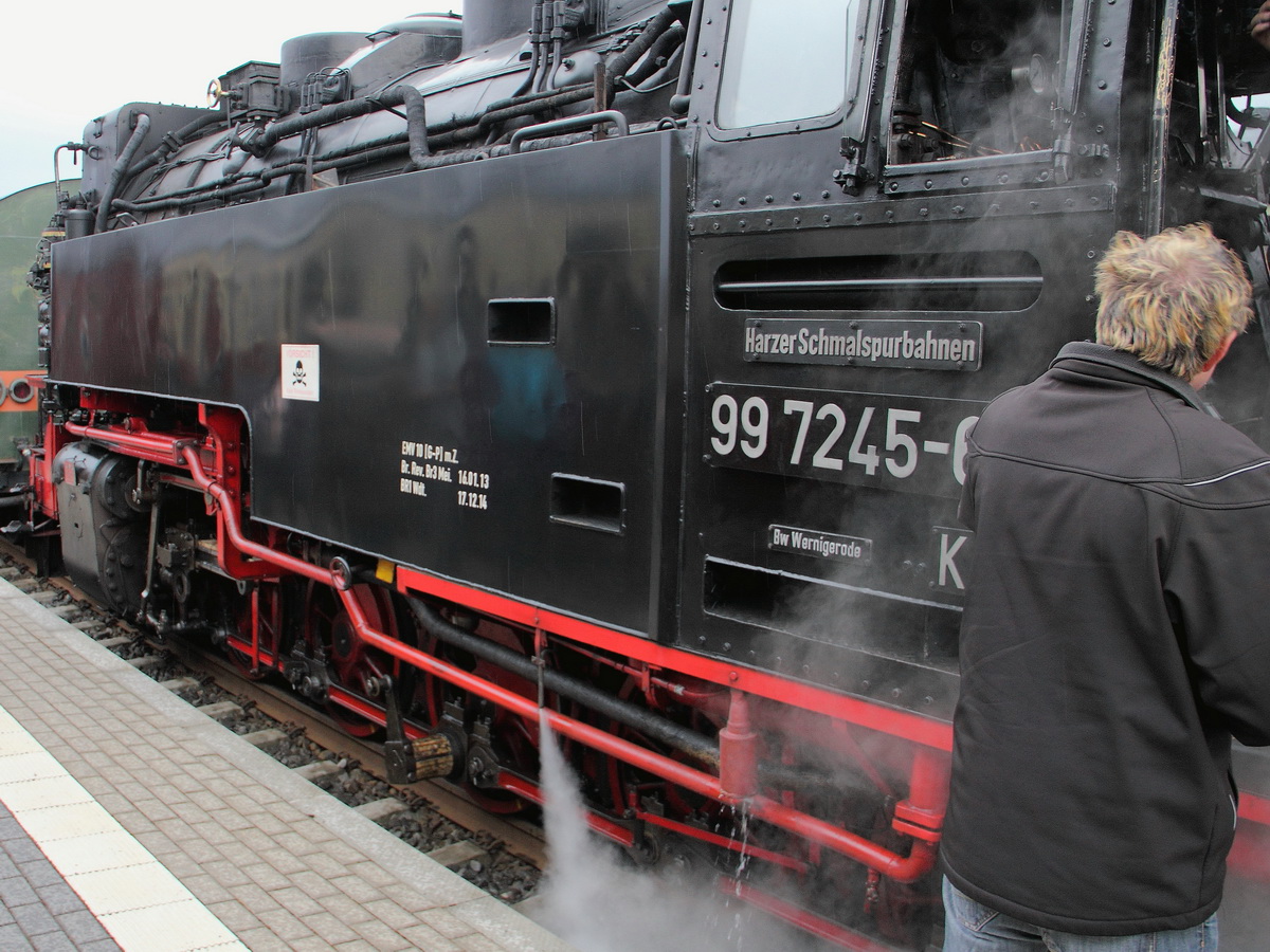 99 7245-6 im Bahnhof Benneckenstein am 25. April 2015 nun ohne Schwingenstange rechts