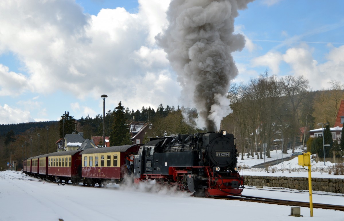 99 7245-6 bei der Ausfahrt mit N 8904 aus Elend am 03.04.2015.