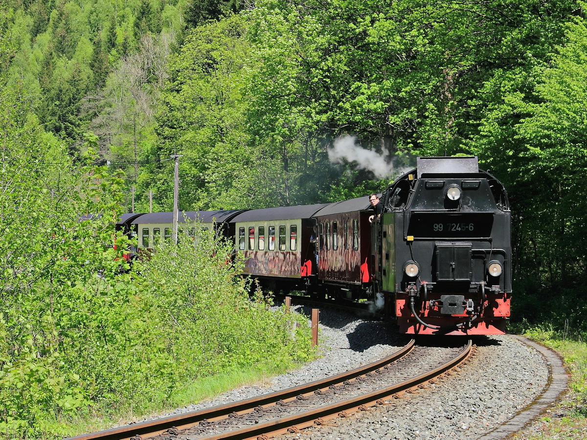 99 7245-6 bei der Fahrt in Richtung Eisfelder Talmühle am 20. Mai 2017.
