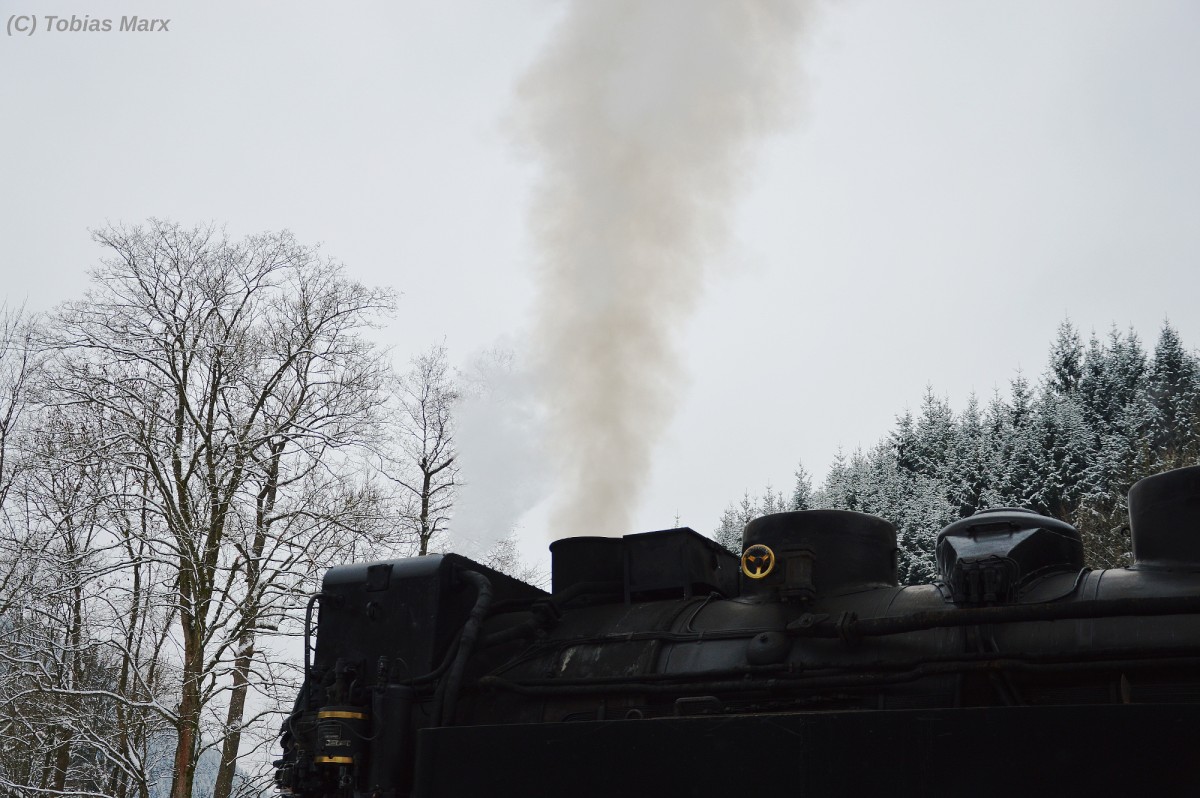 99 7245-6 köchelt während des Wasserfassens in Eisfelder Talmühle vor sich hin. Am 04.01.2016