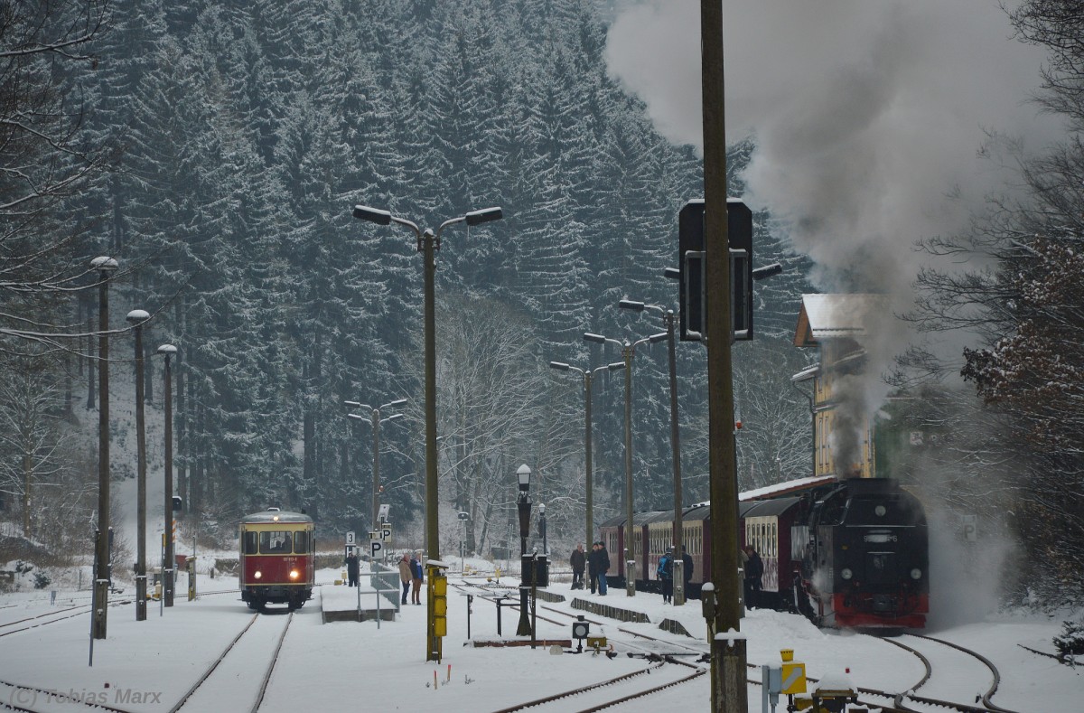 99 7245-6 (rechts) mit N 8904 und 187 013-8 (links) als N 8981 im Bahnhof Eisfelder Talmühle am 04.01.2016