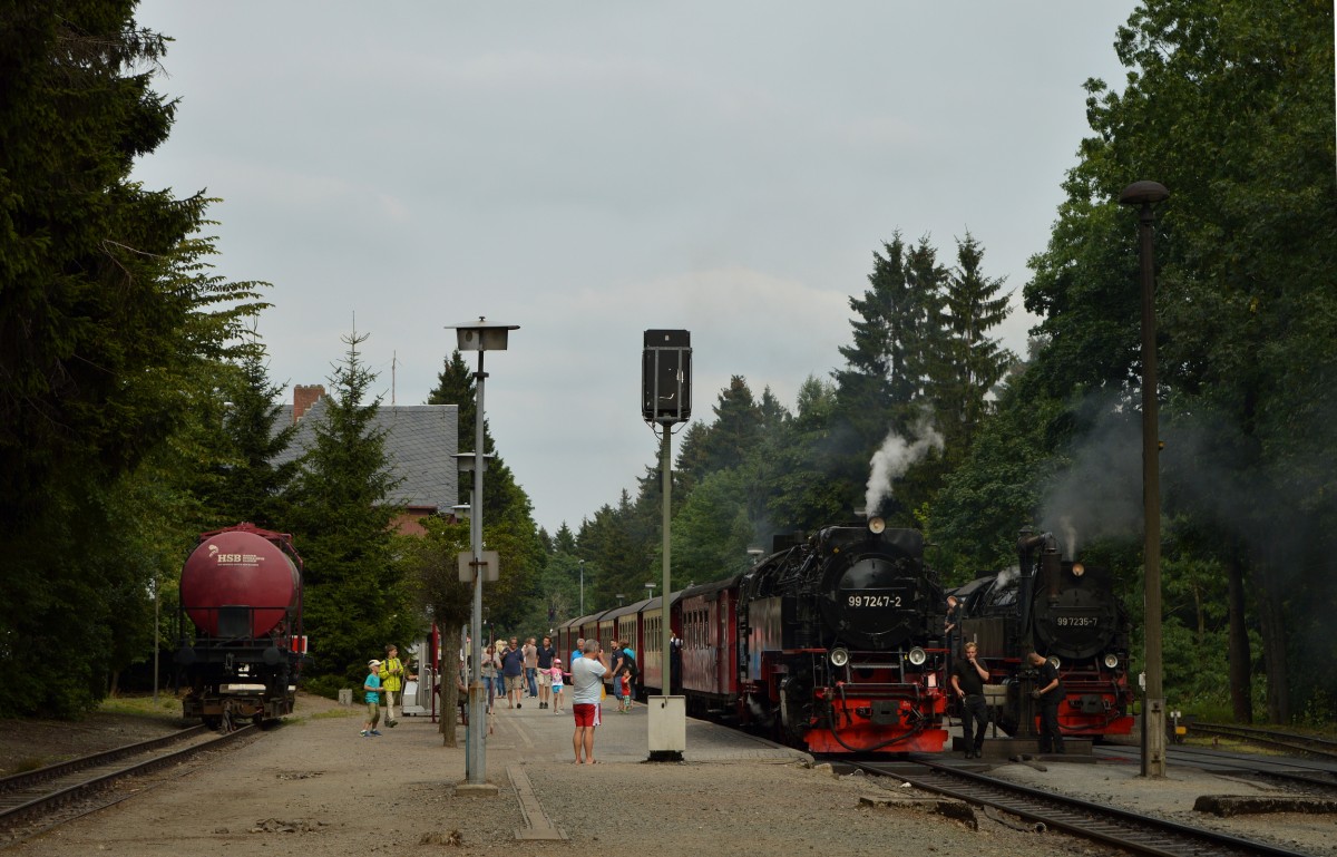 99 7247-2 kurz nach der Einfahrt mit N 8937 in Drei-Annen-Hohne am 12.08.2015. Rechts daneben steht 99 7235-7, die kurze Zeit später an den Zug nach Nordhausen setzt.
