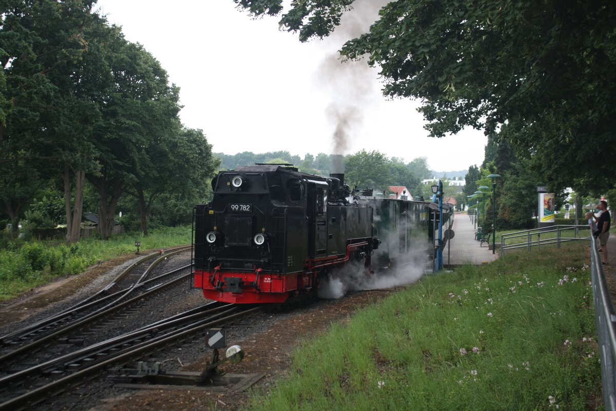 99 782 verl�sst den Bahnhof Binz LB in Richtung Ostseebad G�hren am 28.7.21