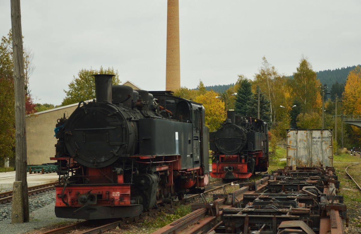 99 786 (vorne) und 99 794 (hinten) abgestellt in Cranzahl am 22.10.2015