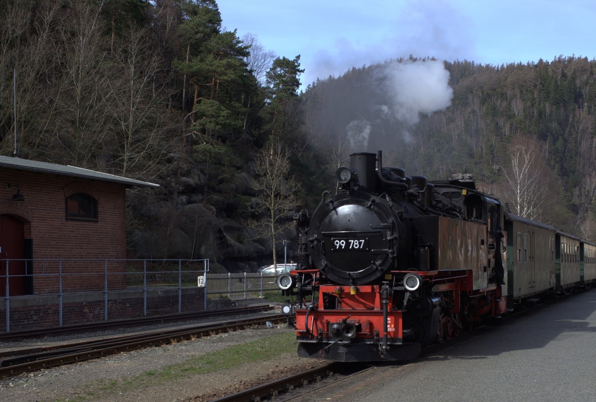 99 787 bei der Einfahrt in Oybin. 12.04.2015 14:53  Uhr