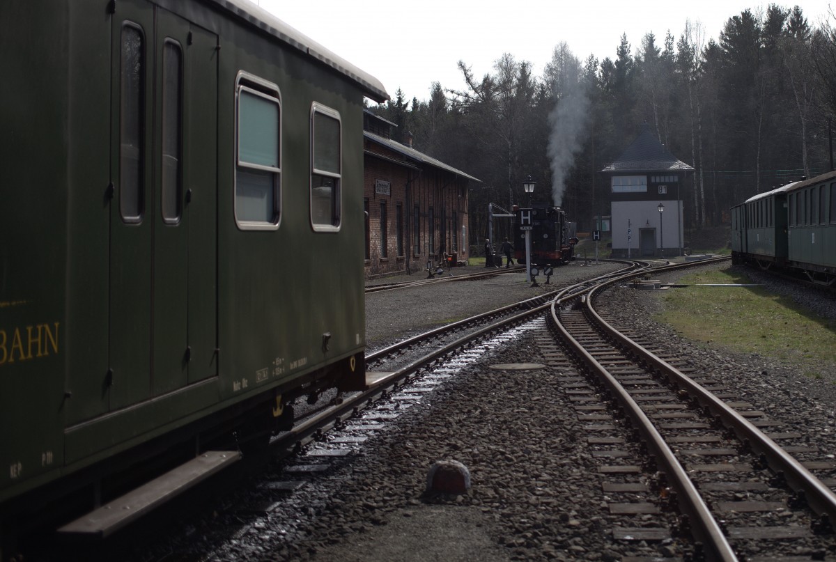 99 787  nimmt Wasser in Bertschdorf. 12.04.2015 15:15 Uhr.