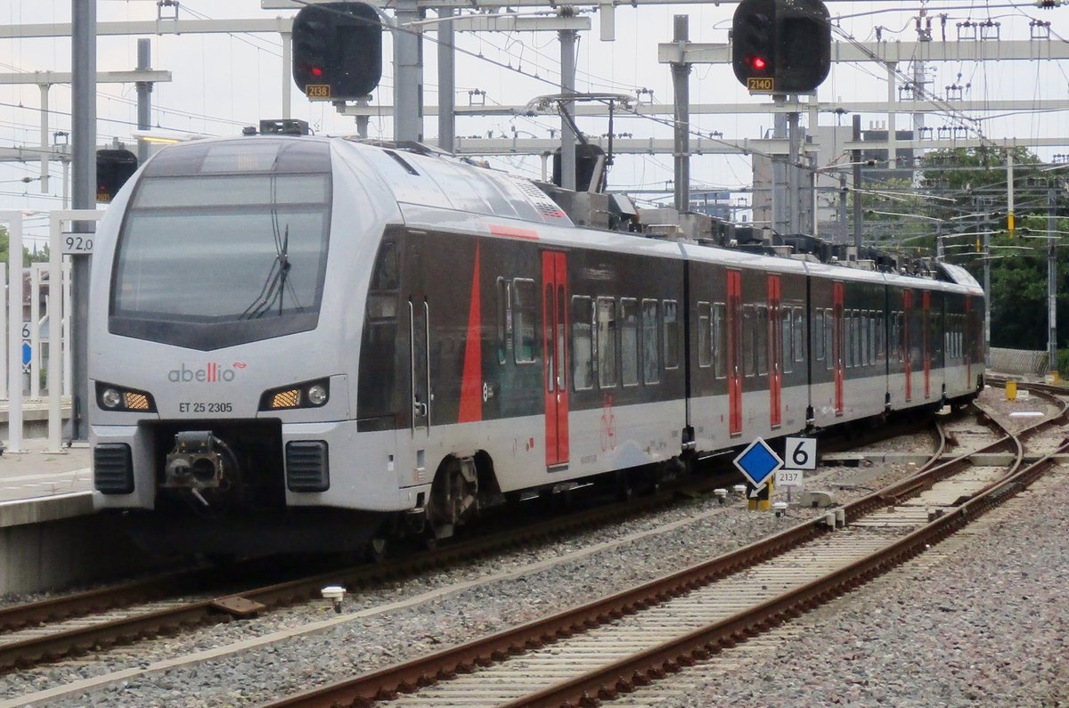 Abellio ET 25 2305 treft am 20 Juli 2017 in Arnhem Centraal ein.