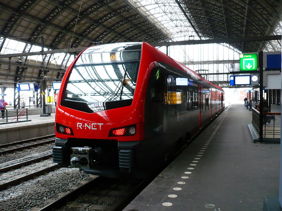 Abellio R Net Triebwagem 2010 whrend eine Probefahrt. Gleis 2 Amsterdam Centraal Station 10-02-2016.

Abellio R Net treinstel 2010 tijdens testrit. Dit materieel zal gaan rijden tussen Alphen aan den Rijn en Gouda. Spoor 2 Amsterdam CS 10-02-2016.