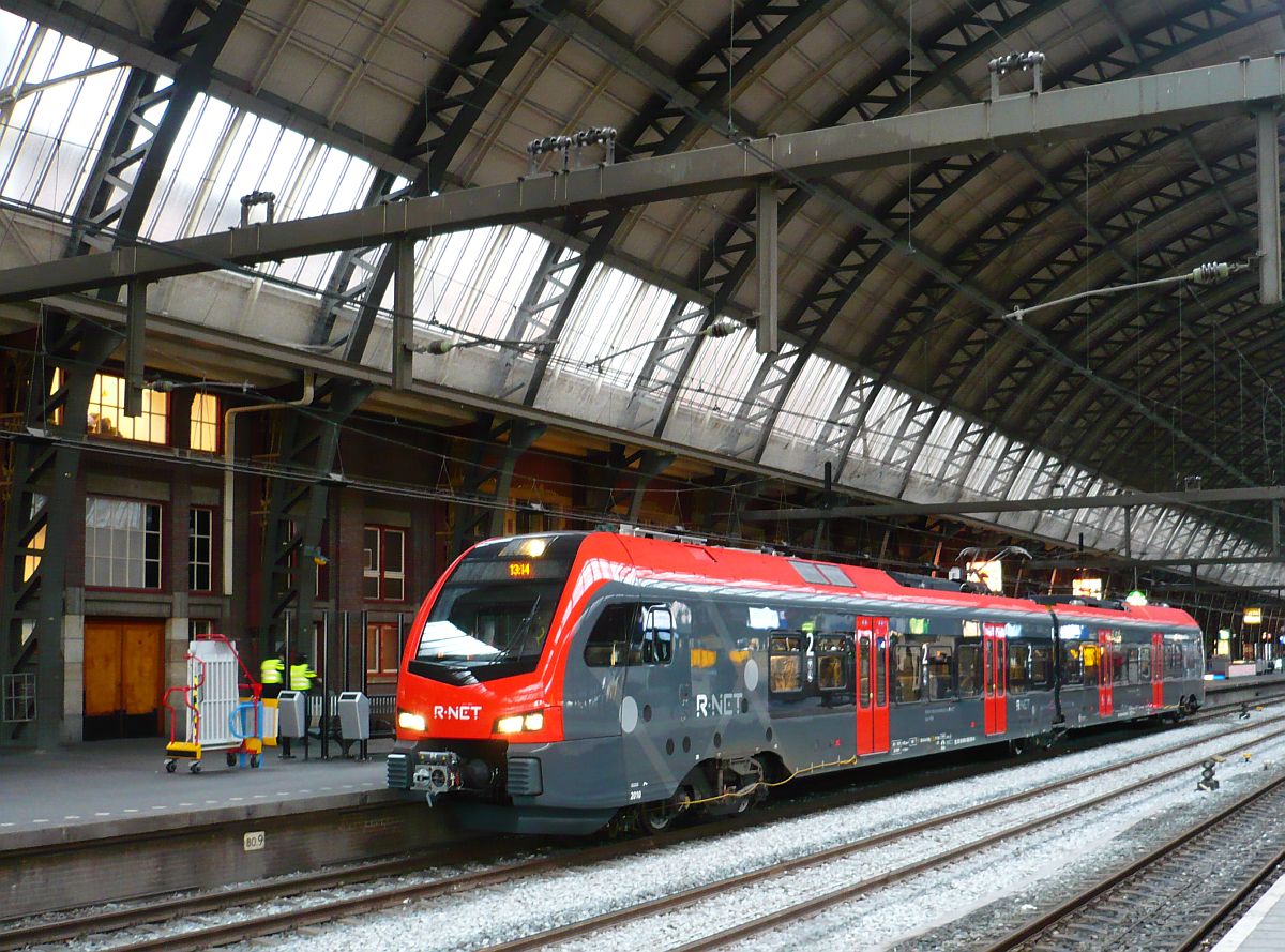 Abellio R Net Triebwagem 2010 whrend eine Probefahrt. Gleis 2 Amsterdam Centraal Station 10-02-2016.

Abellio R Net treinstel 2010 tijdens testrit. Dit materieel zal gaan rijden tussen Alphen aan den Rijn en Gouda. Spoor 2 Amsterdam CS 10-02-2016.