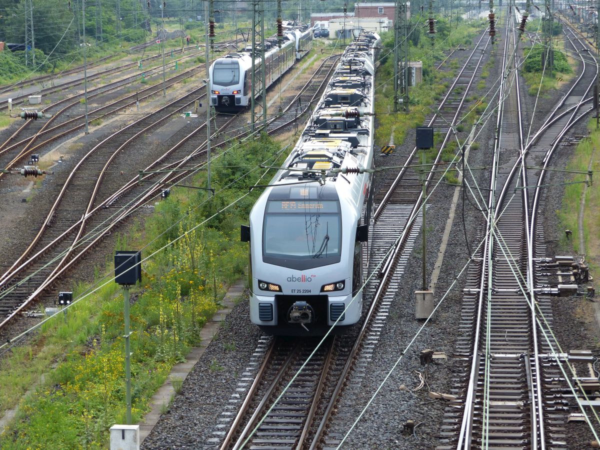 Abellio Triebzug ET 25 2201 und 2204. Nierenberger Strae, Emmerich am Rhein 09-07-2020. Abellio treinstel ET 25 2201 en 2204. Nierenberger Strae, Emmerich am Rhein 09-07-2020.