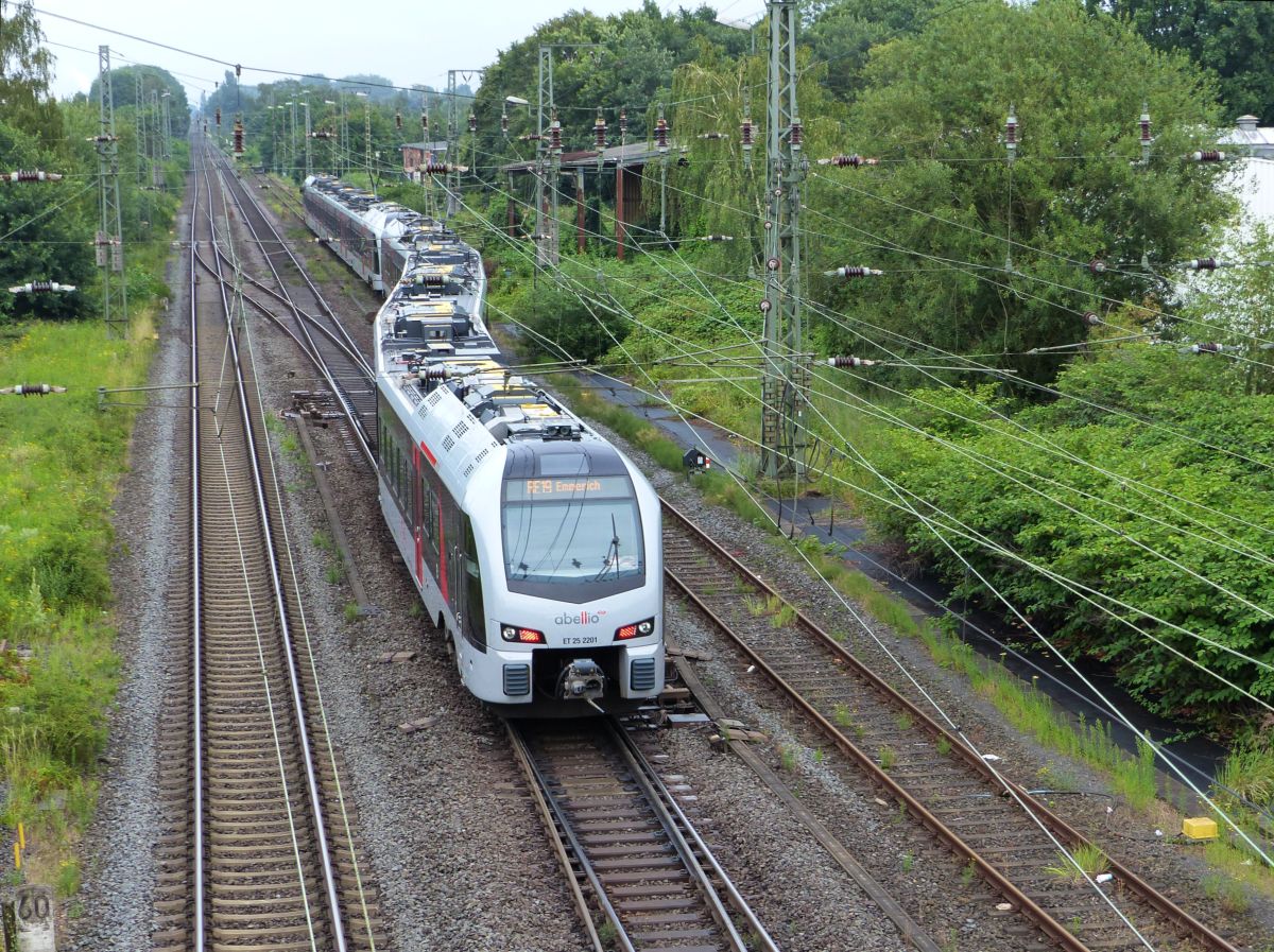 Abellio Triebzug ET 25 2204 und 2201. Nierenberger Strae, Emmerich am Rhein 09-07-2020.

Abellio treinstel ET 25 2204 en 2201. Nierenberger Strae, Emmerich am Rhein 09-07-2020.