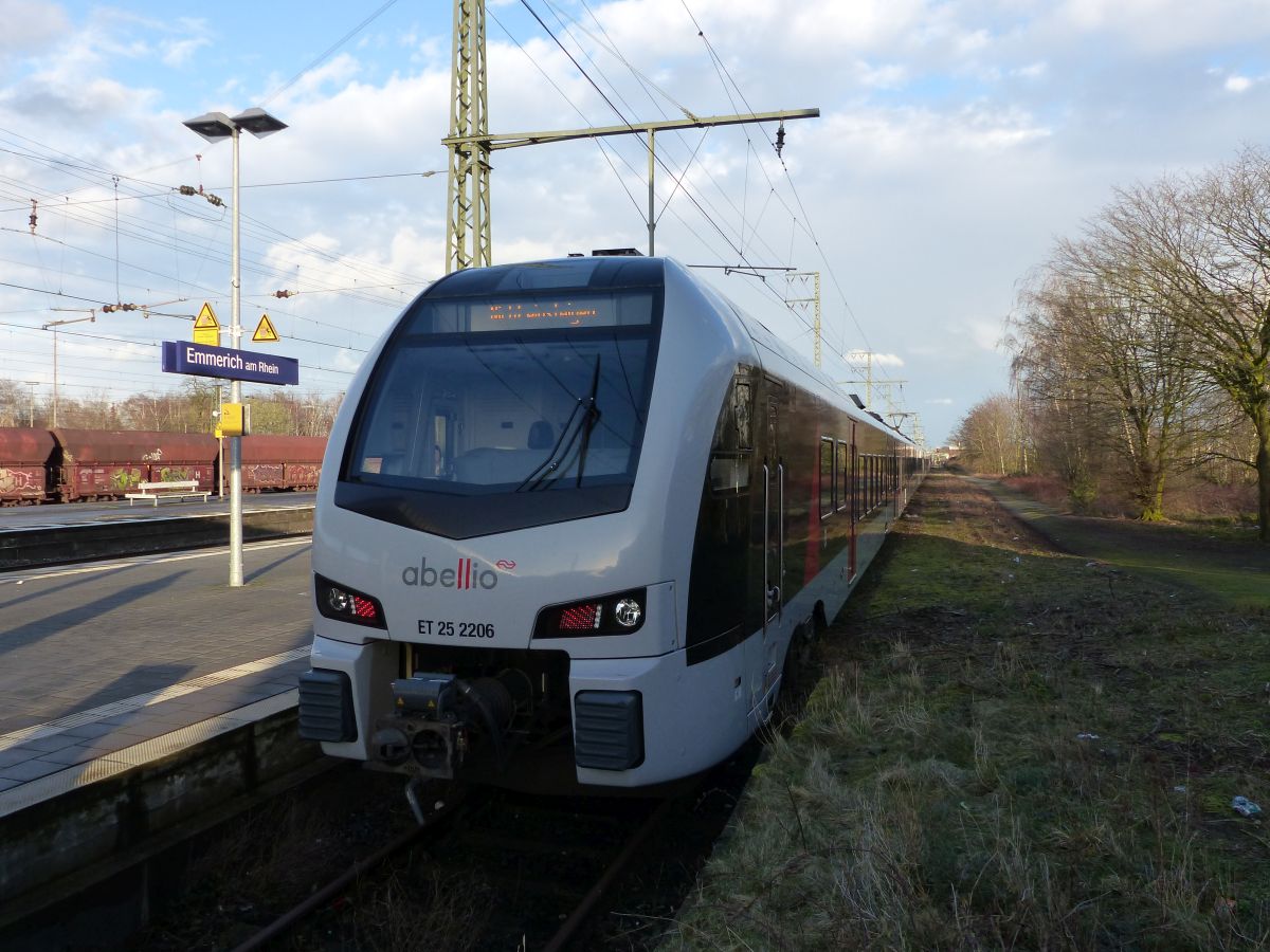 Abellio Triebzug ET 25 2206 Gleis 1 Emmerich am Rhein 12-03-2020.

Abellio treinstel ET 25 2206 spoor 1 Emmerich am Rhein 12-03-2020.