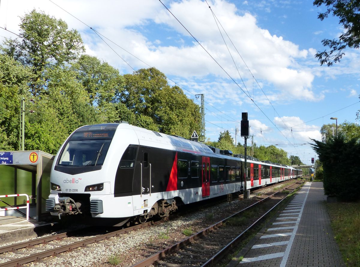 Abellio Triebzug ET 25 2208 bahnhof Empel-Rees 21-08-2020.

Abellio treinstel ET 25 2208 station Empel-Rees 21-08-2020.