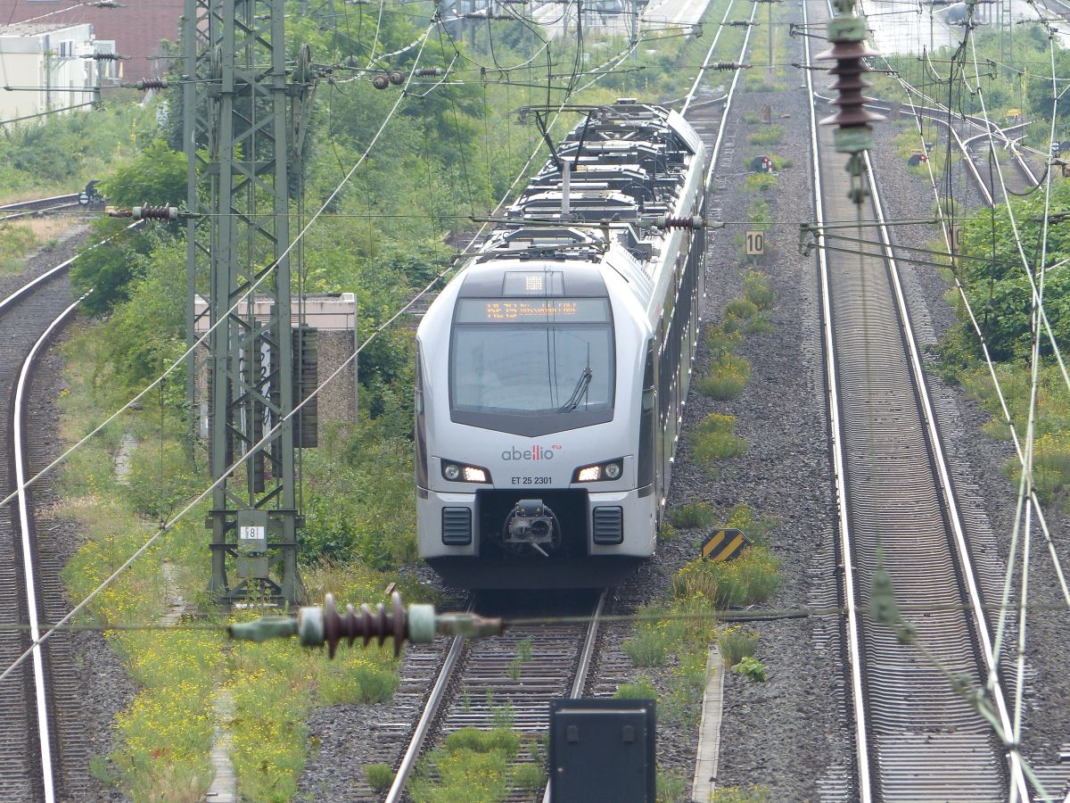 Abellio Triebzug ET 25 2301 Abfahrt Richtung Wesel. Nierenberger Strae, Emmerich am Rhein 09-07-2020.

Abellio treinstel ET 25 2301 vertrek richting Wesel. Nierenberger Strae, Emmerich am Rhein 09-07-2020.