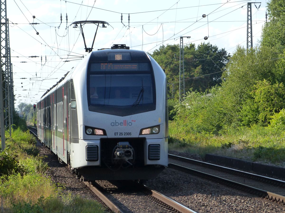 Abellio Triebzug ET 25 2305 Bahnhof Empel-Rees 21-08-2020.


Abellio treinstel ET 25 2305 station Empel-Rees 21-08-2020.