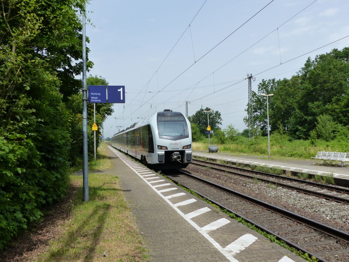 Abellio Triebzug ET 25 2306 Bahnhof Empel-Rees 18-06-2021.

Abellio treinstel ET 25 2306 station Empel-Rees 18-06-2021.