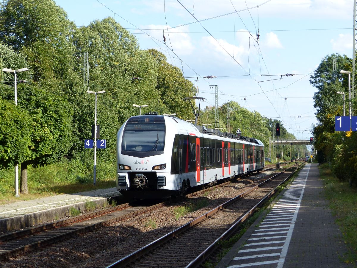 Abellio Triebzug ET 25 2306 Bahnhof Empel-Rees 21-08-2020.

Abellio treinstel ET 25 2306 station Empel-Rees 21-08-2020.