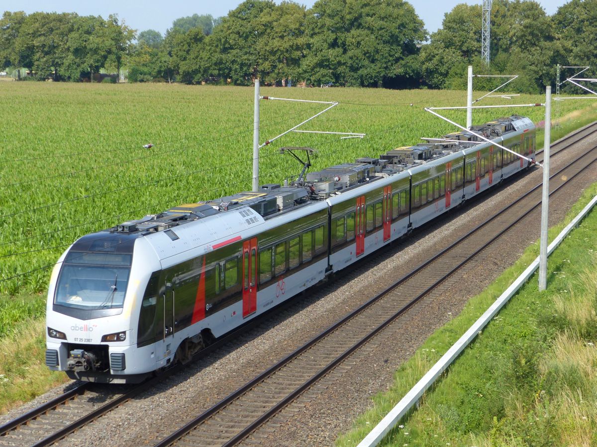 Abellio Triebzug ET 25 2307 Baumannstrasse, Praest bei Emmerich. Deutschland 06-07-2018.

Abellio treinstel ET 25 2307 Baumannstrasse, Praest bij Emmerich. Duitsland 06-07-2018.