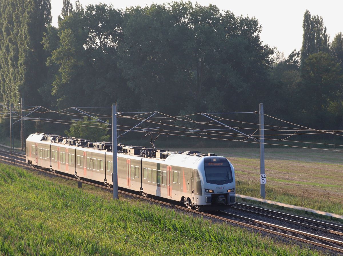 Abellio Triebzug ET 25 2307 Baumannstrasse, Praest bei Emmerich am Rhein 02-09-2021.

Abellio treinstel ET 25 2307 Baumannstrasse, Praest bij Emmerich 02-09-2021.