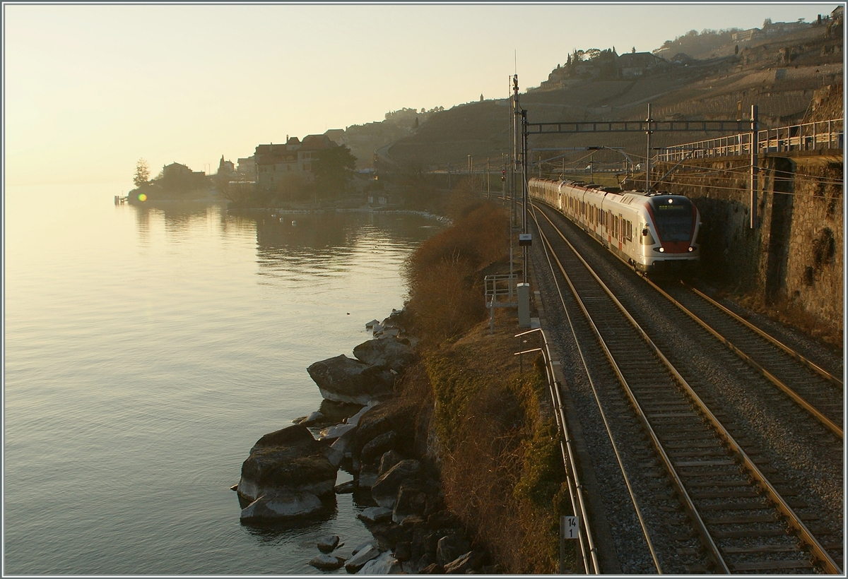 Abendstimmung am Genfersee - ein SBB RABe 523 ist zwischen Rivaz und St-Saphorin auf dem Weg in Richtung Villeneuve. 

1. März 2012