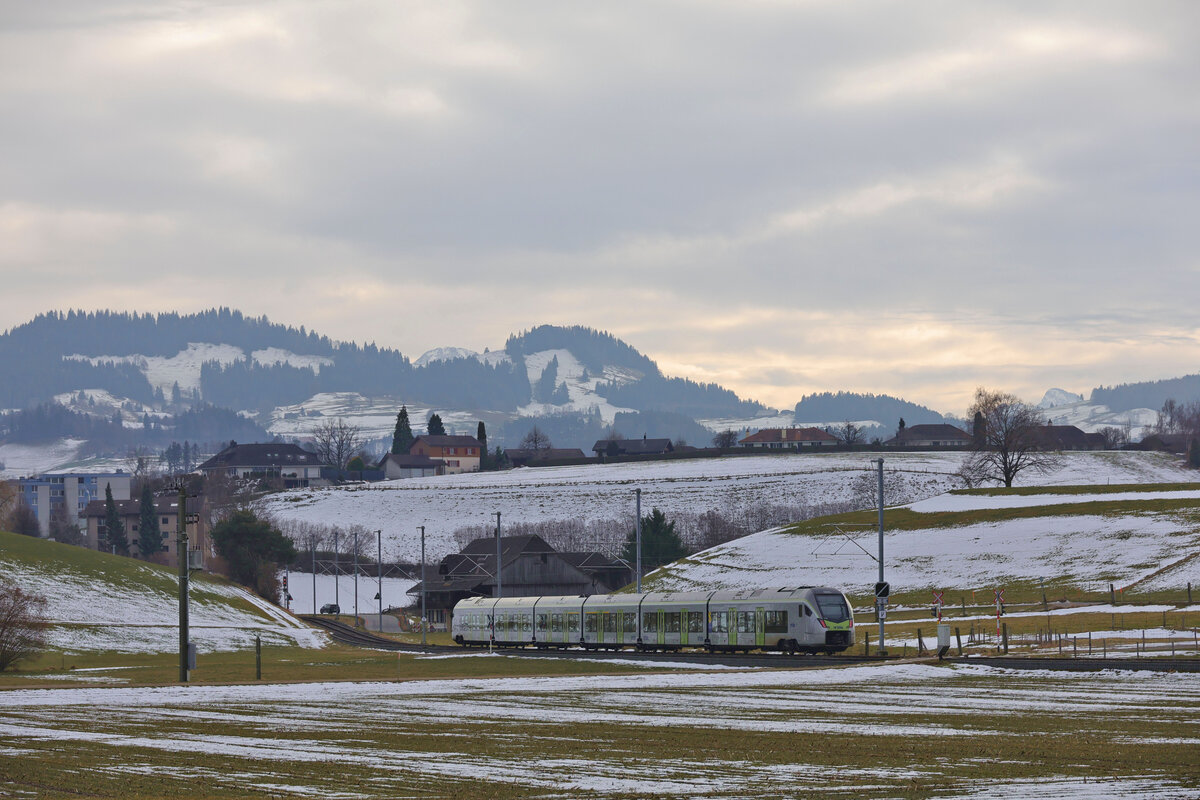 Abendstimmung bei Schwarzenburg, mit BLS MIKA. 22.Januar 2026 
