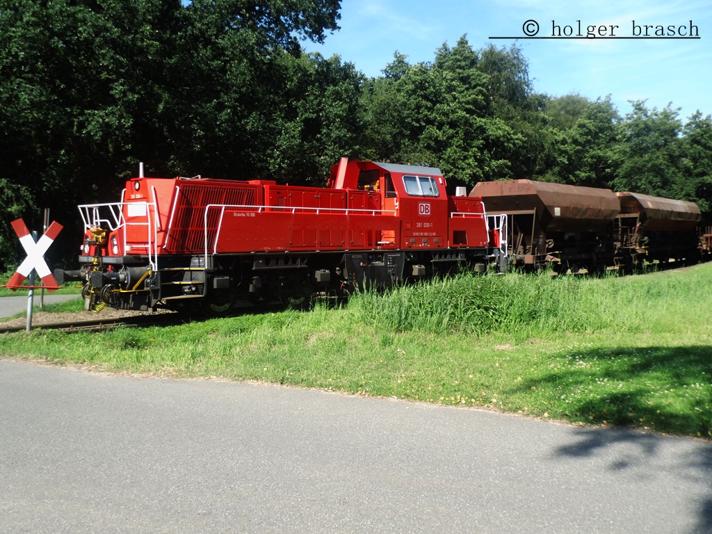 abfahrt der 261 030-1 mit einen g�terzug vom bhf glinde am 23.07.12