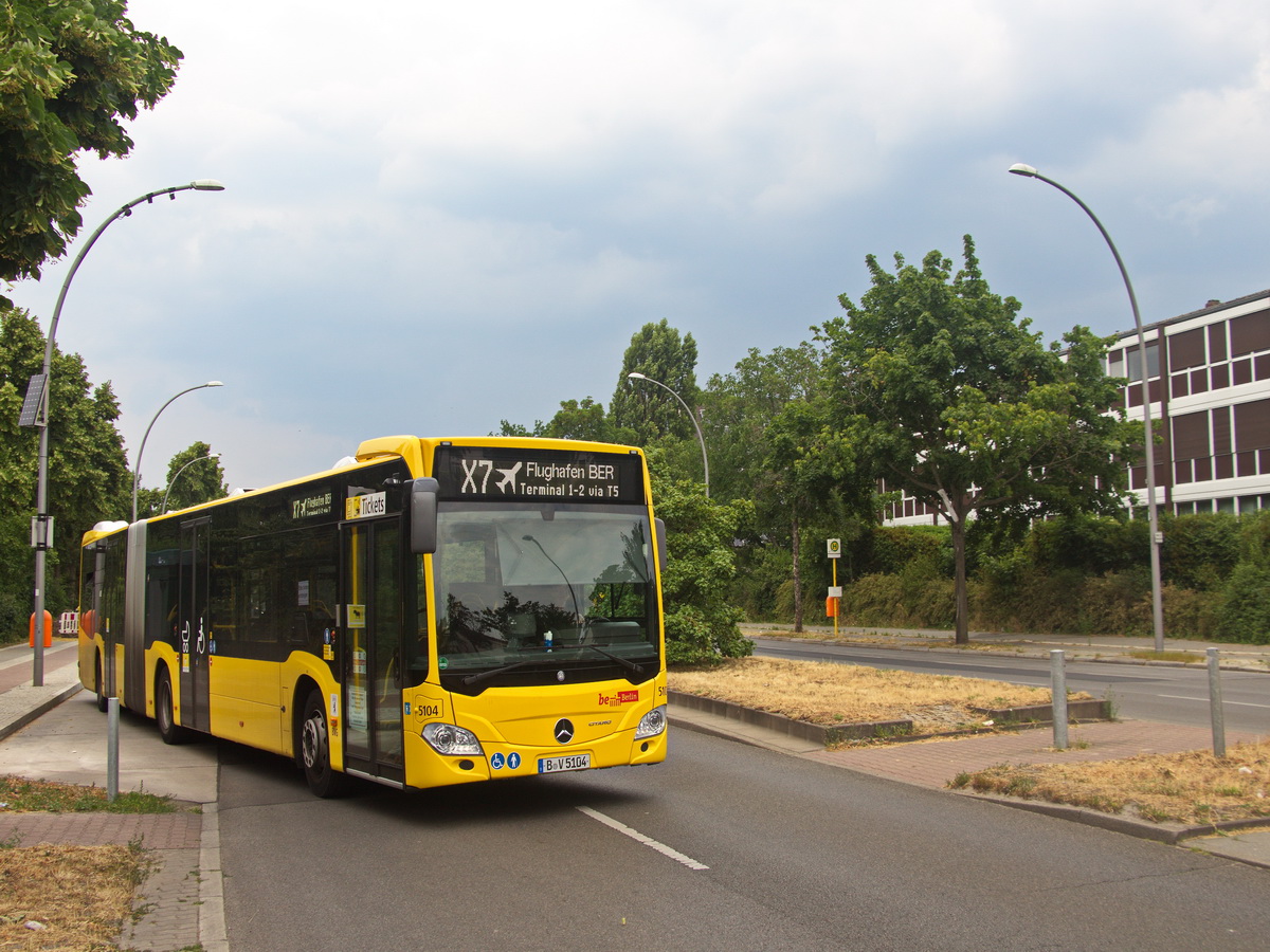 Abfahrt Mercedes-Benz Citaro C2 G der BVG der Linie X7 an der Endhaltestelle in Richtung zum BER Terminal 1 und 2 am 02. Juli 2021