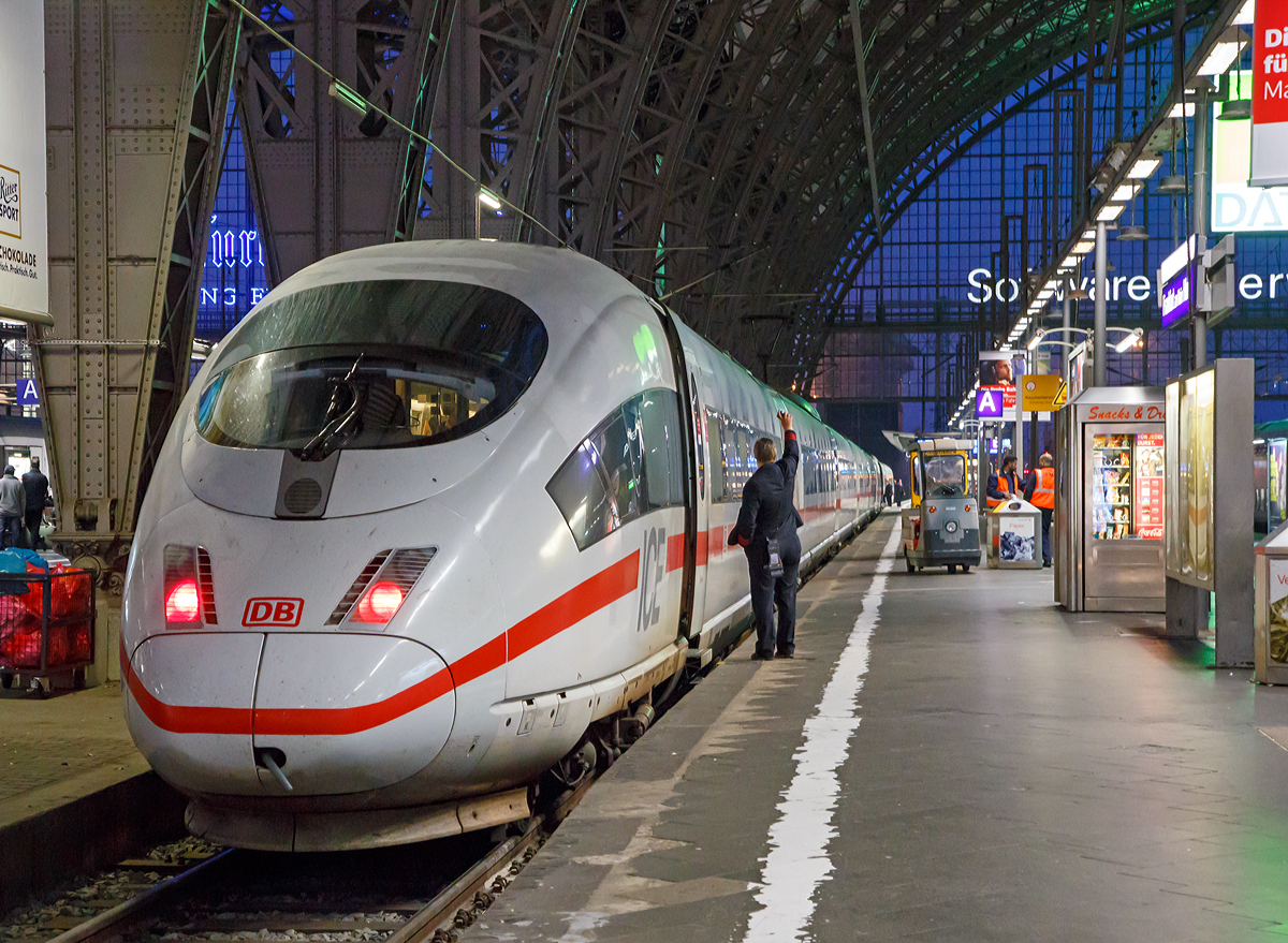 
Abfahrtbereit......
Der ICE 3 - Tz 310   Wolfsburg  (403 010-2) ist als ICE 1223 am Morgen des 05.10.2015 im Hbf Frankfurt am Main zur Abfahrt nach München bereit. 

Interessant ist der Zugverlauf (Streckenverlauf) des ICE 1223: 
Darmstadt Hbf  (6:37 Uhr ab)
Frankfurt(Main)Hbf  (07:02  Uhr ab)  
Frankfurt(M) Flughafen Fernbahnhof
Limburg Süd  
Montabaur   
Siegburg/Bonn  
Köln Messe/Deutz 
Dortmund Hbf  
Hamm(Westf)  
Soest  
Lippstadt 
Paderborn Hbf  
Altenbeken  
Warburg(Westf)  
Kassel-Wilhelmshöhe  
Fulda  
Würzburg Hbf  
Nürnberg Hbf  
München Hbf (15:09 Uhr Ankunft)

Wer sich etwas in der deutschen Geografie auskennt, der stellt fest dass der ICE erst gewaltig in die entgegengesetzte Richtung fährt. Wer 8 Minuten früher mit dem ICE 523 von Frankfurt losfährt, der ist 5 Stunden (um 10:05 Uhr) früher in München. Der nächste ICE fährt um 7:54 Uhr und ist um 11:05 Uhr in München. Selbst mit Nahverkehrszügen (RE) ist man 2 Stunden schneller in München.