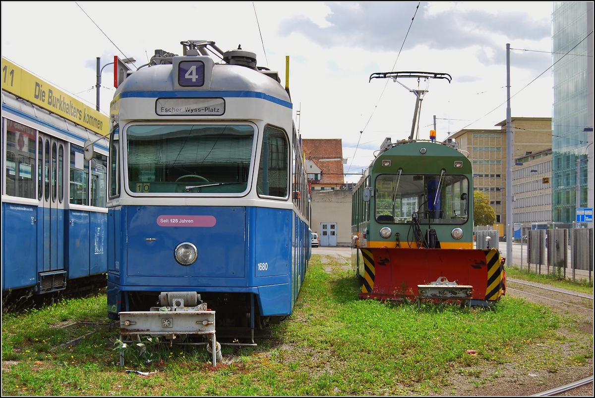 Abgestellt beim Escher-Wyss Platz ist Mirage 1680 und neben an der Schneepflug 1925, der noch ein wenig auf den n�chsten Einsatz warten muss. Dieser wurde aus einem Schweizer Standardwagen von Anfang der 40er Jahre, in Z�rich  Kurbeli , umgebaut in einen Schneepflug. Z�rich, Juni 2007.