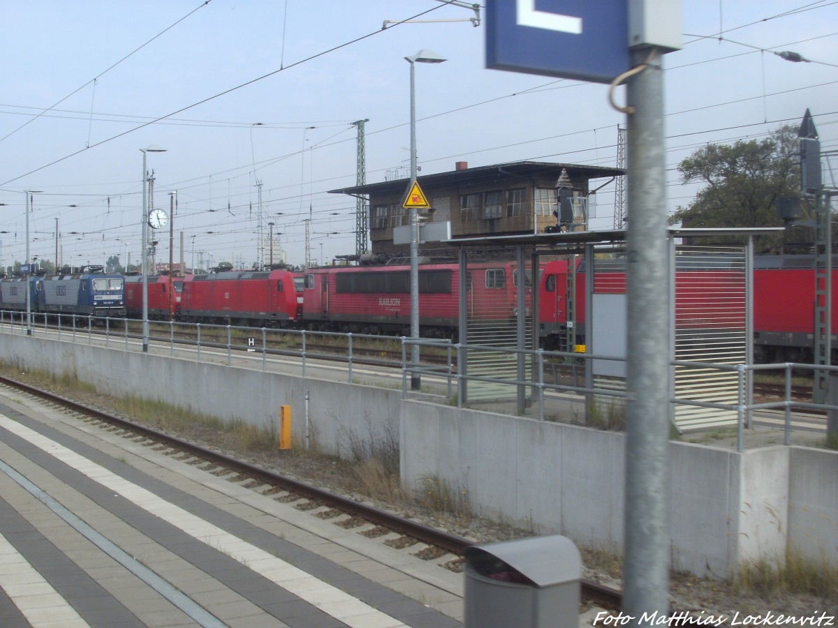 Abgestellte Loks der BR 155, BR 185 und RBH-Loks im Bahnhof Angerm�nde am 7.9.14