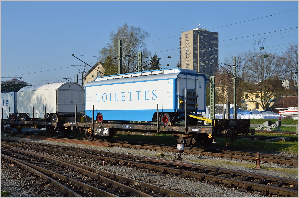 Abladen des Zirkus Knie in Konstanz. Auch das ist ein wichtiger Wagen. April 2016.