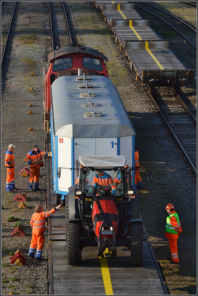 Abladen des Zirkus Knie in Konstanz. Der letzte Wagen auf dem Zugteil. April 2016.