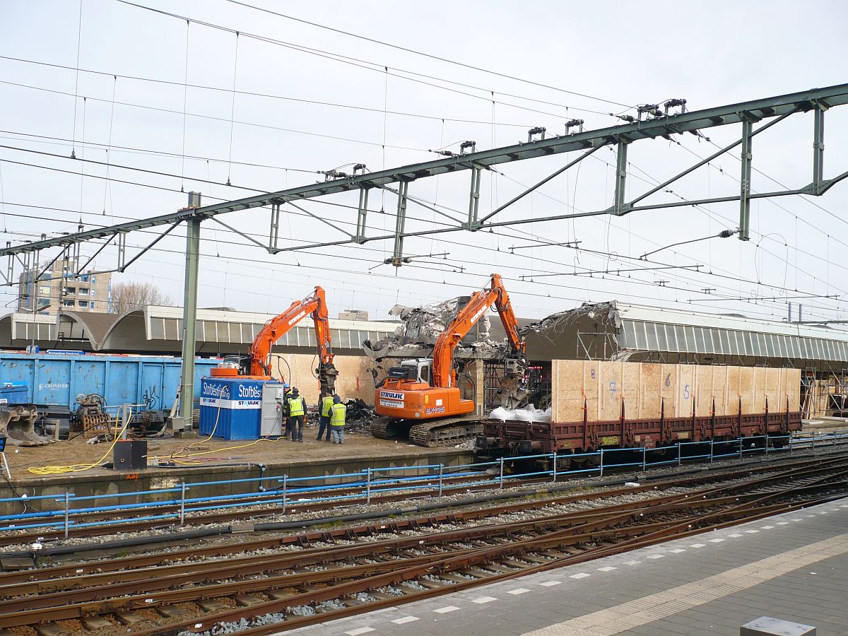 Abriss Bahnsteig Gleis 3 und 4 Rotterdam Centraal Station 24-02-2010.

Sloop van het perron spoor 3 en 4 Rotterdam Centraal Station 24-02-2010.