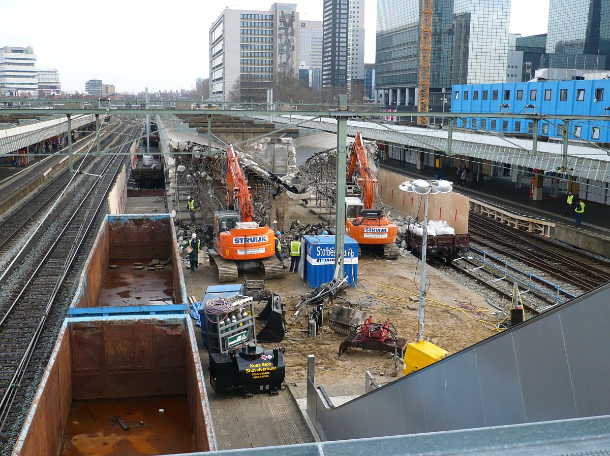 Abriss Bahnsteig Gleis 3 und 4 Rotterdam Centraal Station 24-02-2010. 

Sloop van het perron spoor 3 en 4 Rotterdam Centraal Station 24-02-2010.