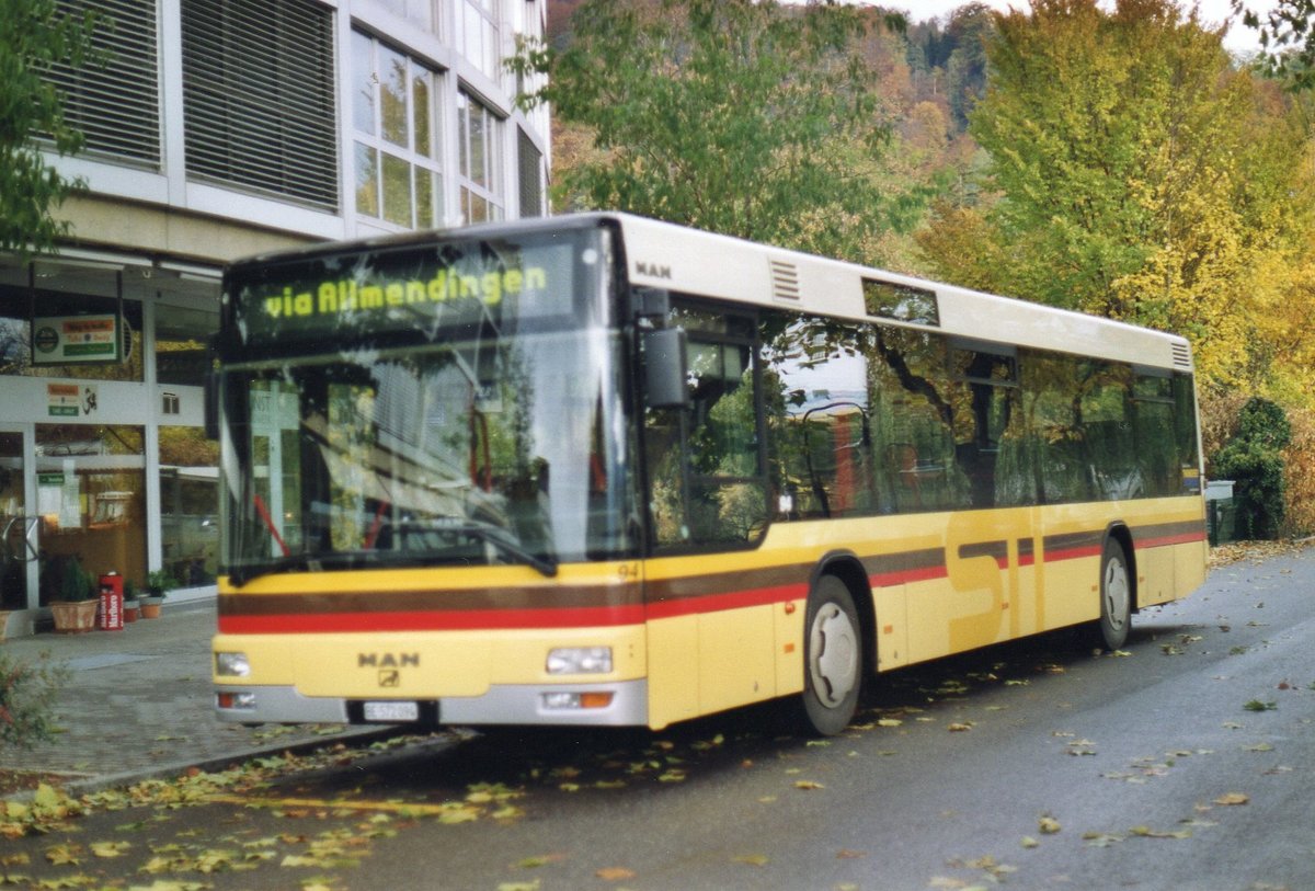 (AE 12) - Aus dem Archiv: STI Thun - Nr. 94/BE 572'094 - MAN am 3. November 2003 bei der Schifflndte Thun