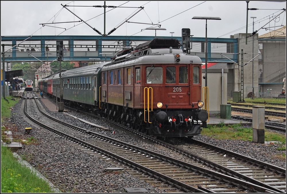 Ae 6/8 der BLS fhrt mit ihrem Sonderzug nach Altnau. An ihrer Stelle war eigentlich BR 023 der Eurovapor vorgesehen. Vielleicht das grere Highlight? Konstanz, Mai 2010.