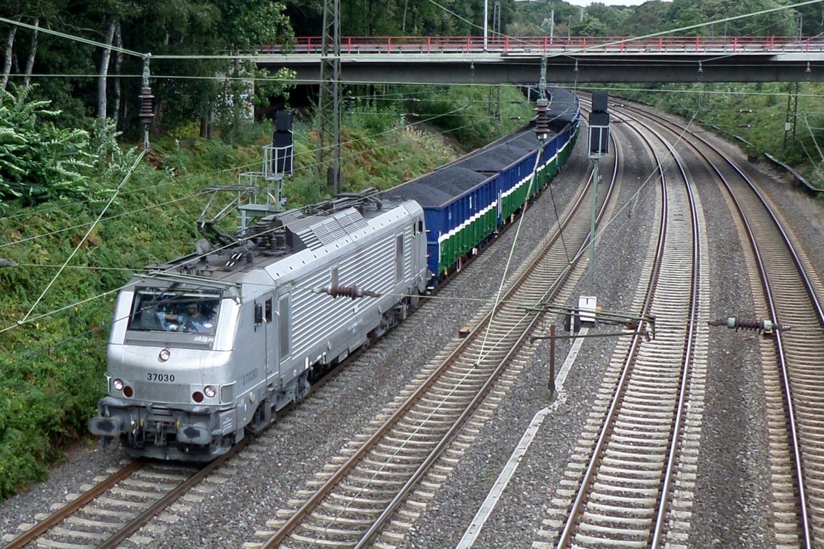 Akiem 37030 zieht ein Kohlezug durch Duisburg am 16 September 2016.