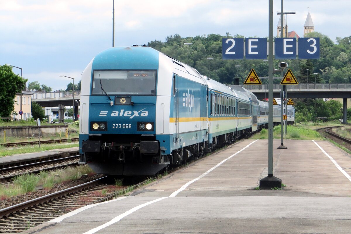 ALEX 223 068 treft am 27 Mai 2022 in Schwandorf ein, wo deren Zug geteilt wird: die 1. drei Wagen verfolgen den Weg mit 223 068 nach Plzen �ber Furth-im-Wald, die letzte drei gehen weiter nach Hof.
