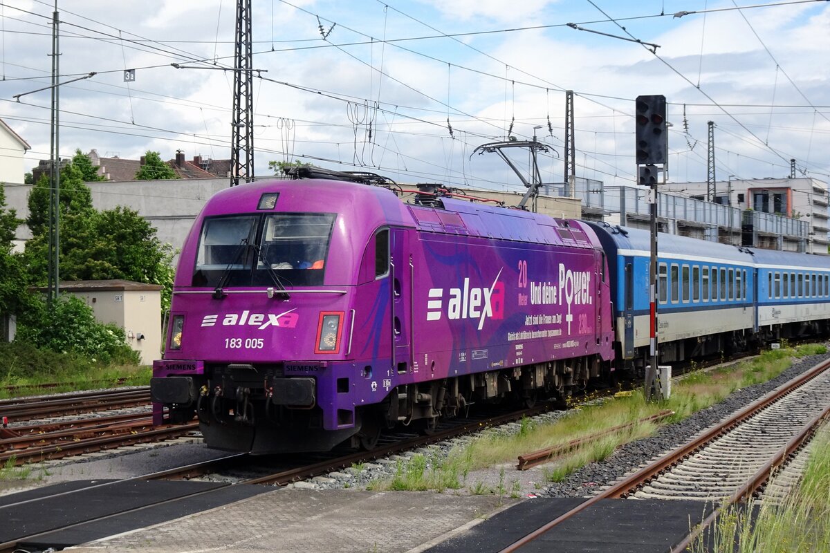 ALEXA 183 005 treft mit der Zapadn�-Express nach Praha hl.n. am 27 Mai 2022 in Regensburg Hbf ein.