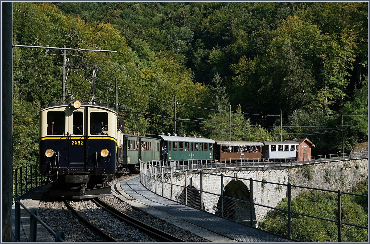 Alle Zge konnten mit dem recht zahlreichen Rhb-Material nicht abgedeckt werden so verkehrt neben der BFD HG 3/4 n 3 auch  der MOB De 6/6 2002 zum 50 Jahre Blonay Chamby - MEGA BERNINA FESTIVAL, hier auf dem Baie de Clarens Viadukt auf der Fahrt Richtung Blonay.
15. Sept. 2018
 
