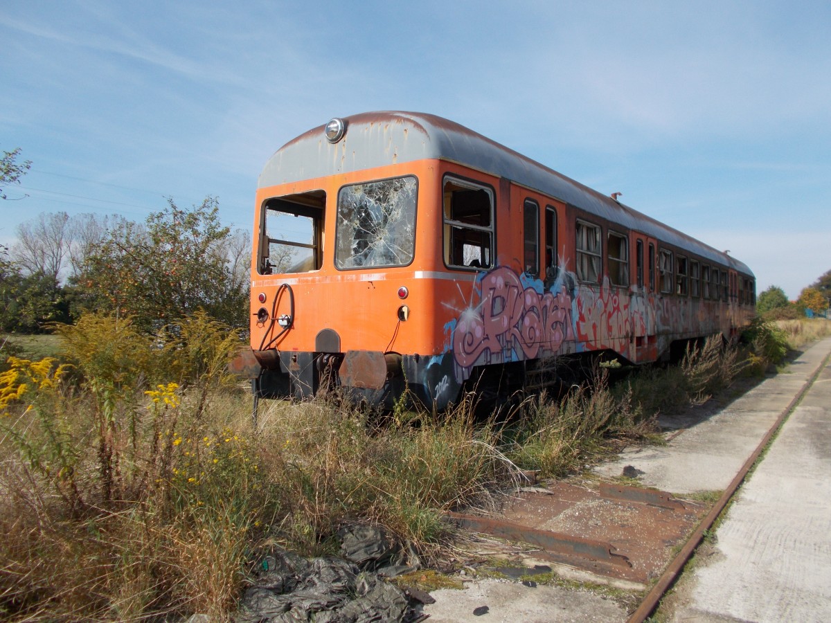 Alles hatte die PEG aus Putlitz nicht mitgenommen.So steht dort auch dieser schrottreife Triebwagen.Aufnahme am 28.September 2014.