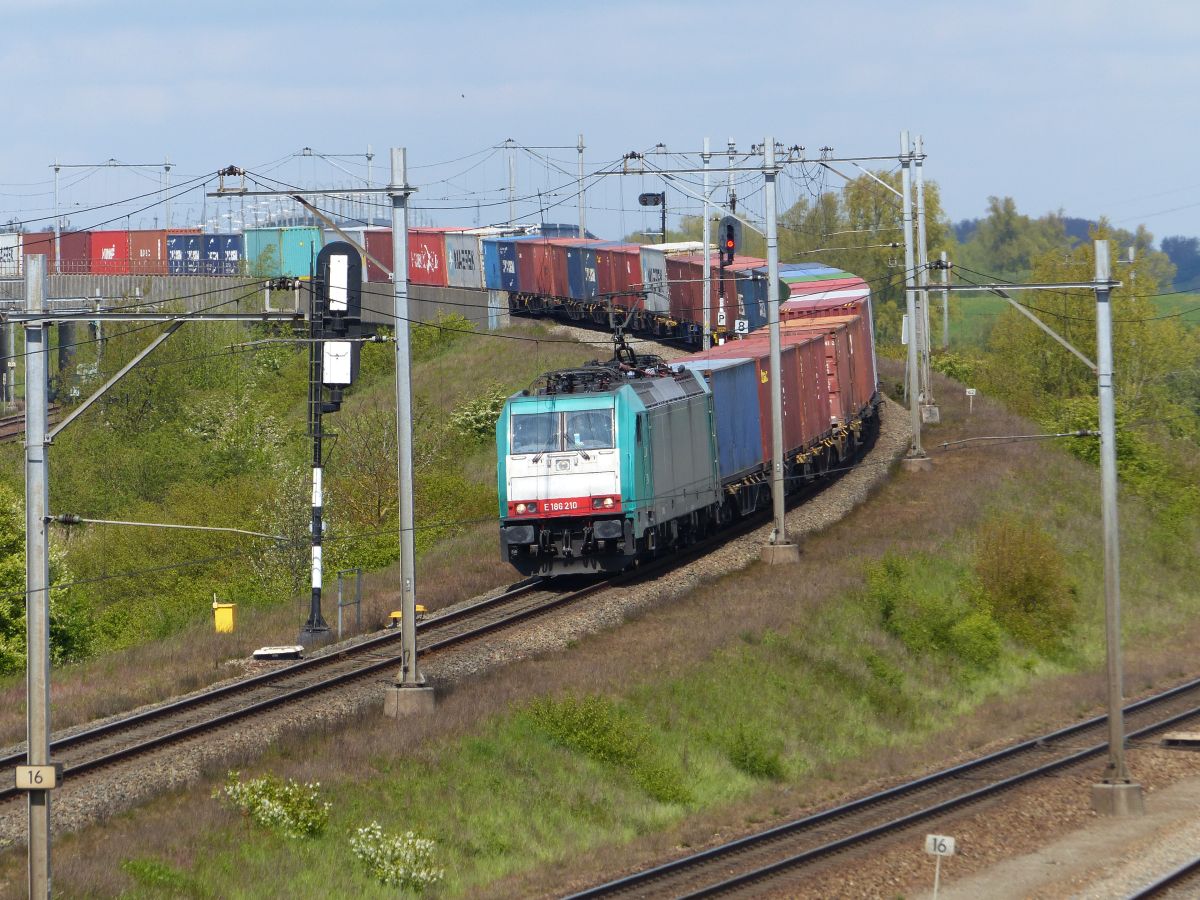 Alpha Trains TRAXX Lokomotive 186 210 (91 88 7186 210-1 B-ATLU) vermietet an Rail Force One. Dirk de Botsdijk, Moerdijk 07-05-2021.

Rail Force One TRAXX locomotief 186 210 (91 88 7186 210-1 B-ATLU) gehuurd van Alpha Trains. Dirk de Botsdijk, Moerdijk 07-05-2021.