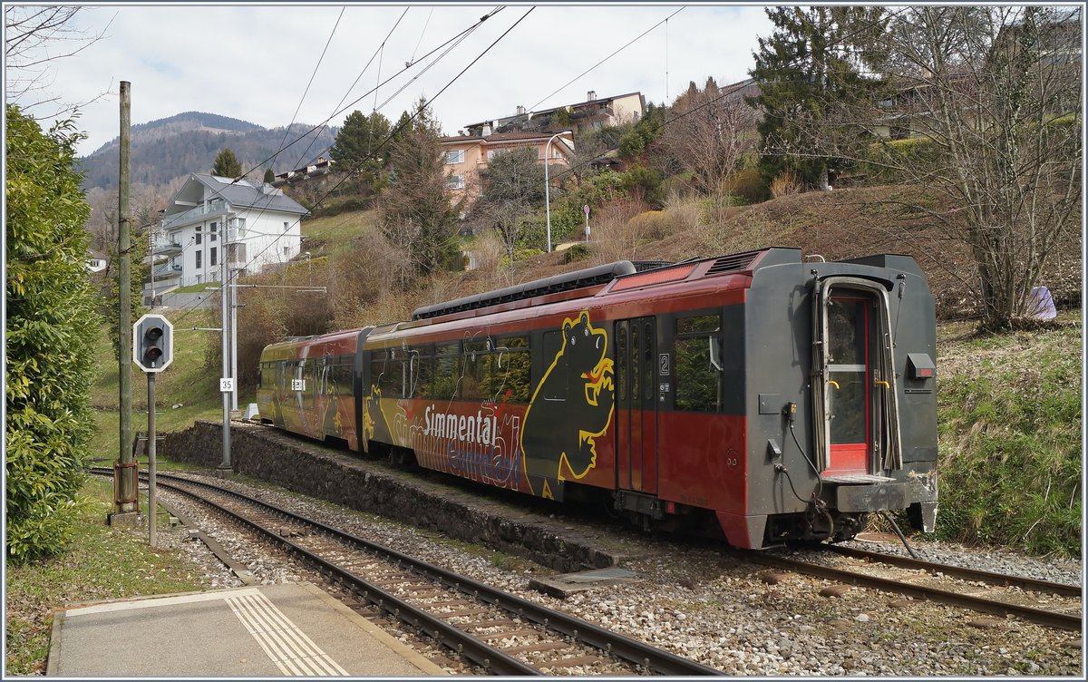 Als Anfangs Jahr  Burglind  übers Land fegte, hob es auf der Strecke zwischen der Lenk und Zweisimmen einen Steuerwagen eines  Lenker-Pendels  aus den Schienen und der gleitete in der Folge über eine Wiese.
Den auf den Schienen geblieben Rest, der Be 4/4 5004 und ABt 364 steht nun in Fontanivent, nachdem die MOB den lange hier abgestellen ABDe 8/8 4003 BERN scheinbar  entsorgt  hat.
25. März 2018