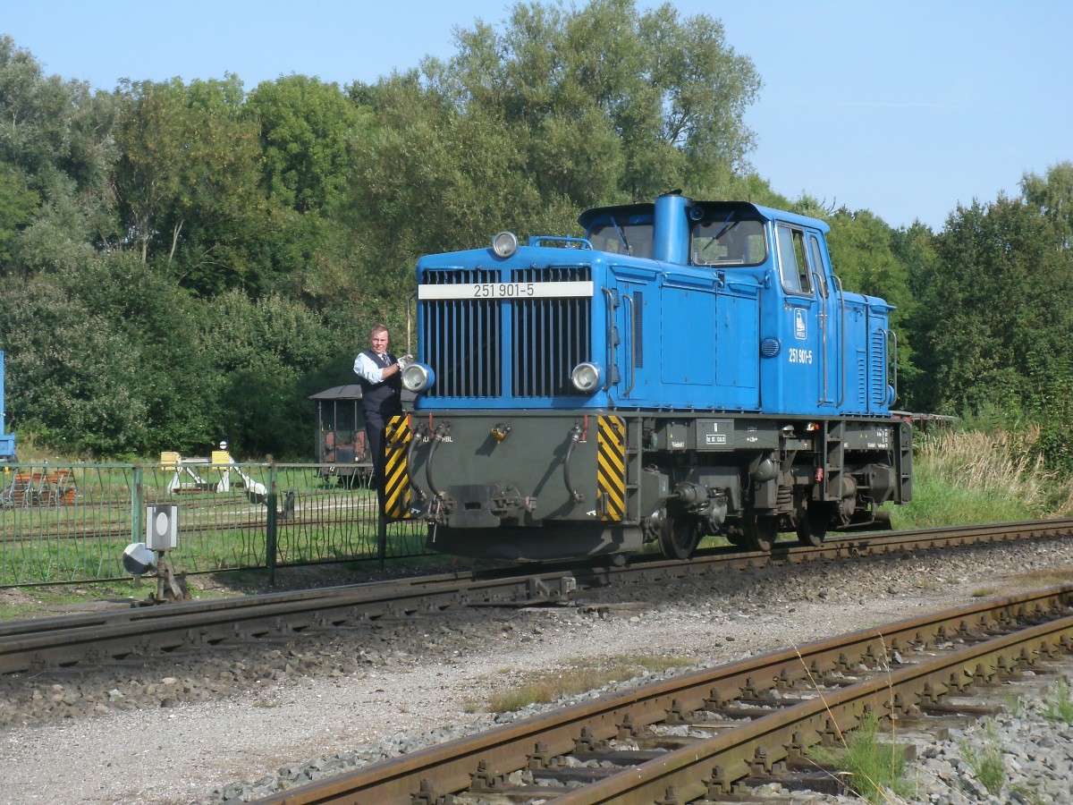 Als Dank dafr das der Putbuser Zugleiter die Weiche gestellt hatte,nahm 251 901 den Zugleiter,am 14.September 2013,als  Taxi  mit zum Bahnhof.