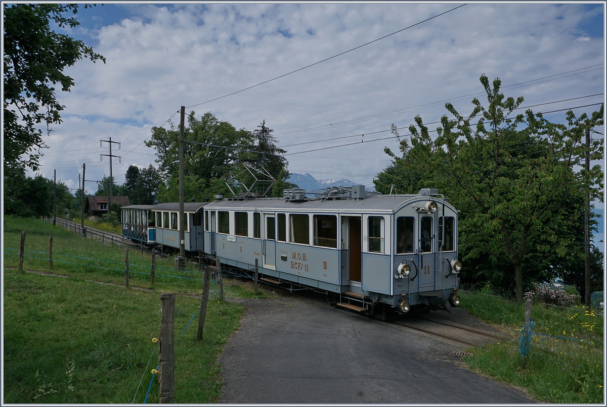 Als Ergnzung zu Walters Bild des unbewachten Bahnbergangs bei Conraux dieses Bild des MOB BCFe 4/4 N 11 an fast der gleichen Stelle.
(Hier noch der Link zum erwhnten Bild: http://hellertal.startbilder.de/bild/schweiz~museumsbahnen-und-vereine~b-c-blonay-chamby/564159/bcmvr-unbewachter-bahnuebergang-bei-cornaux-vd-der.html
 
3. Juni 2017