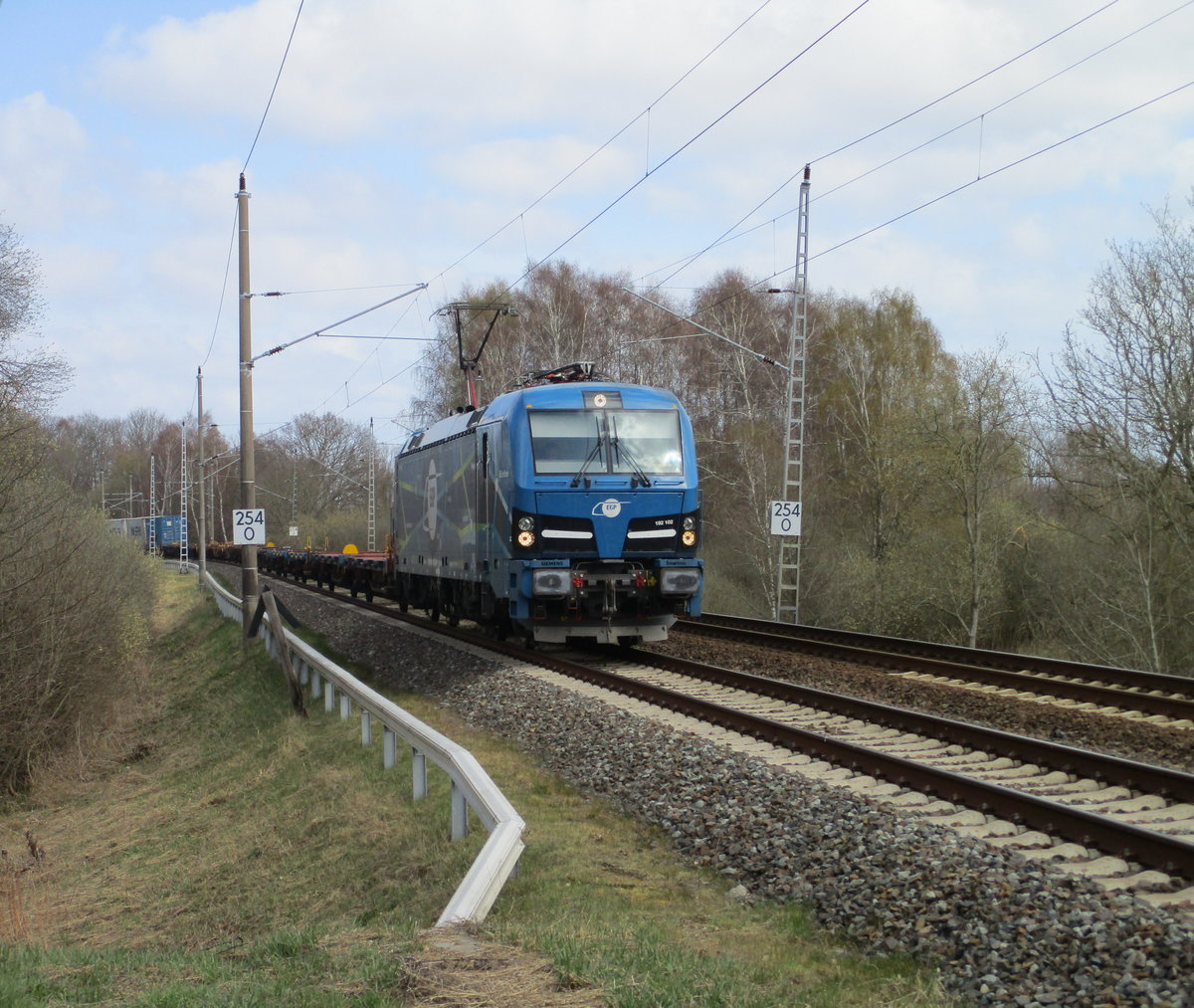 Als ich am 10.April 2020 an einer Schranke bei Bergen/Rügen kam die EGP 192 102 von Mukran vorbei.